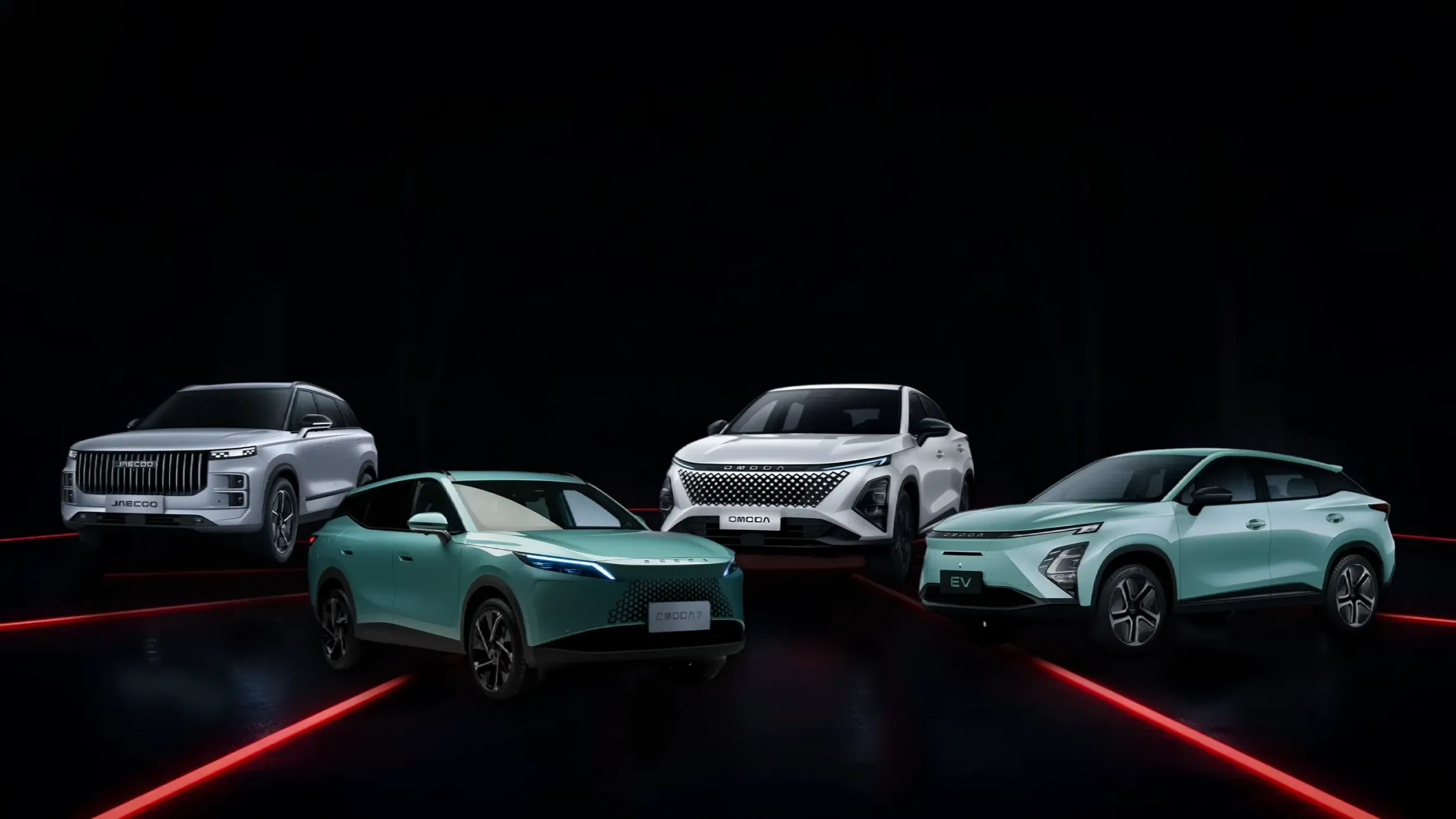 Três carros elétricos em um estúdio escuro com linhas de néon vermelhas. As portas do carro do meio estão abertas.