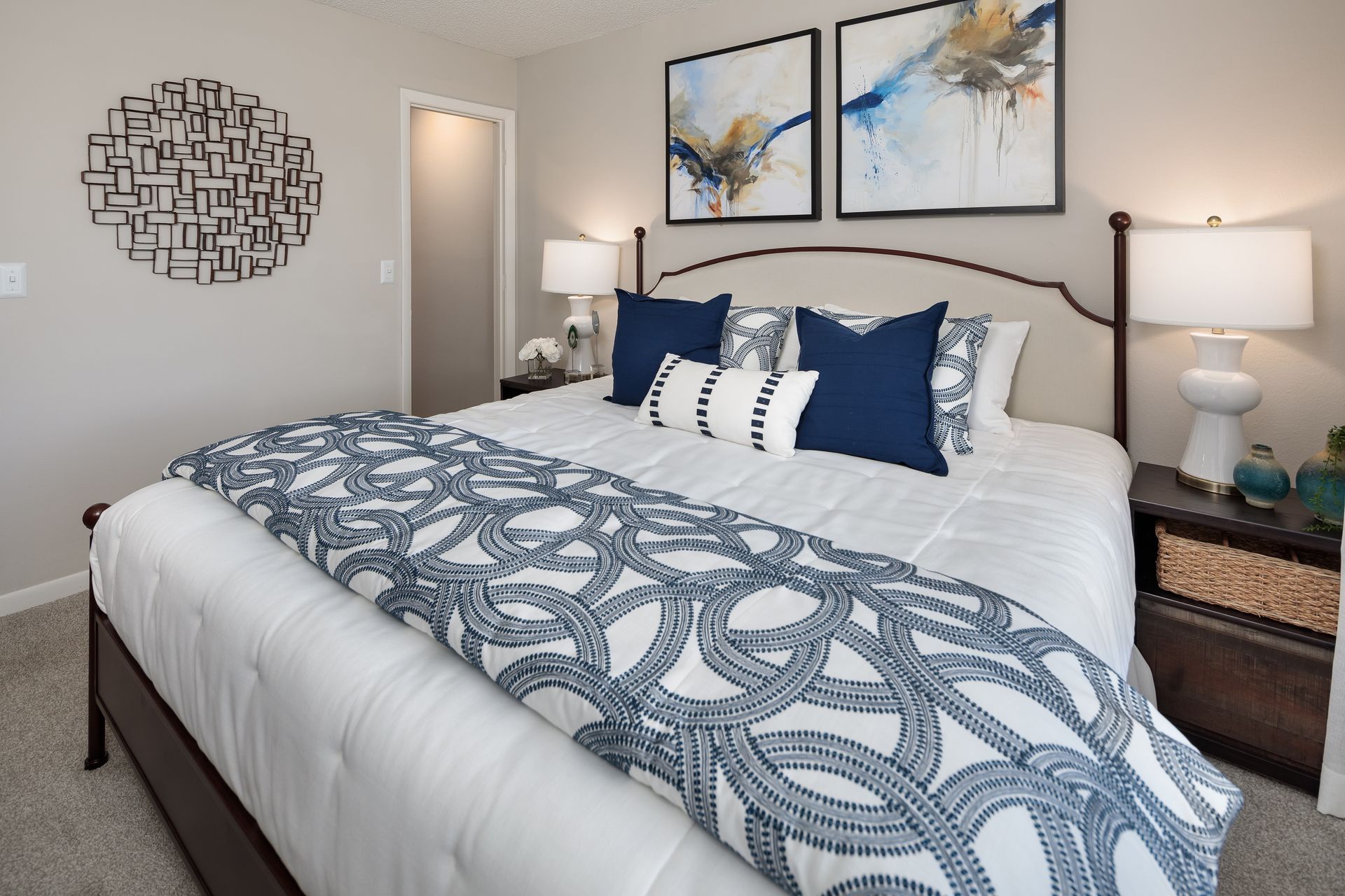 A bedroom with a king size bed and two lamps