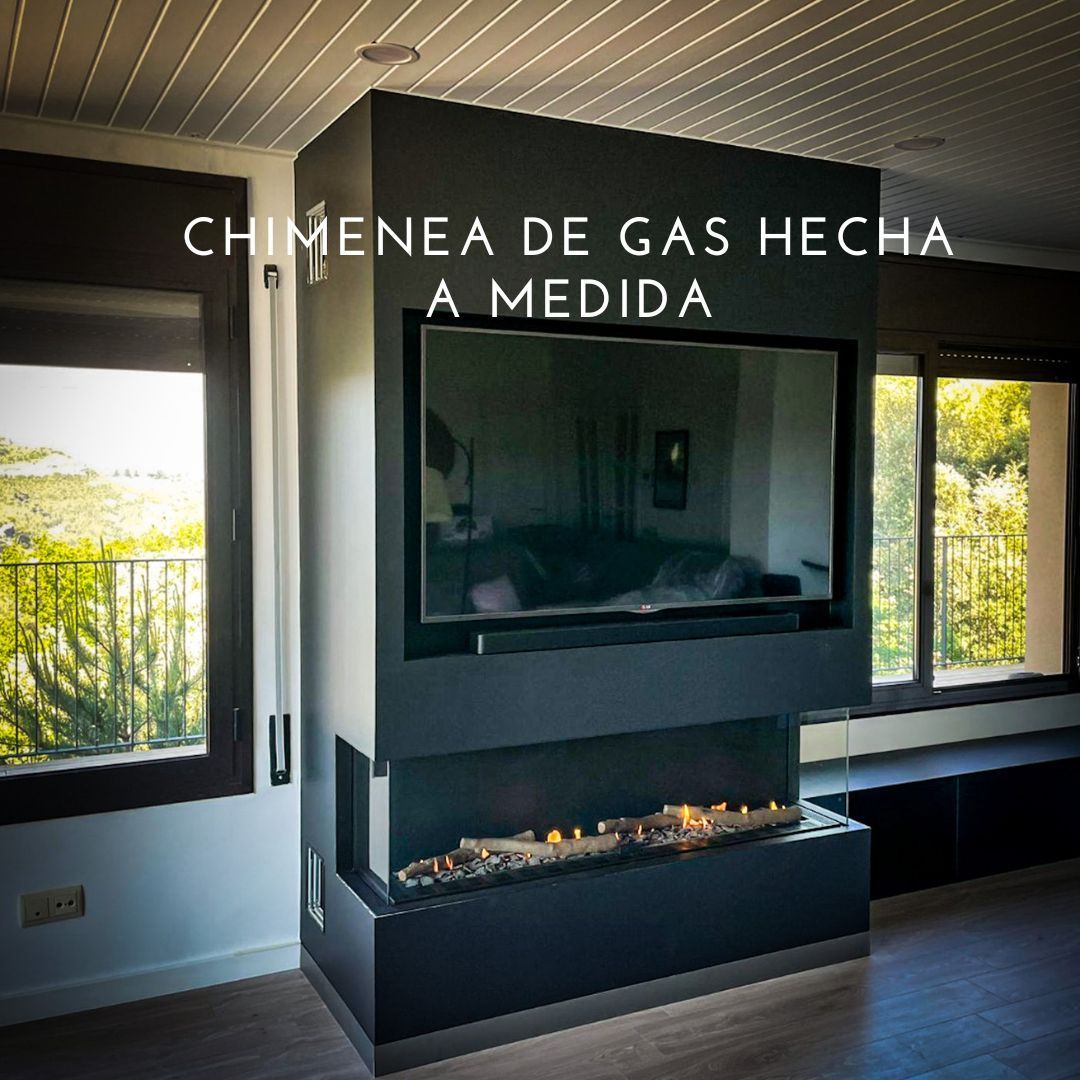 Una sala de estar con chimenea y un televisor en la pared.