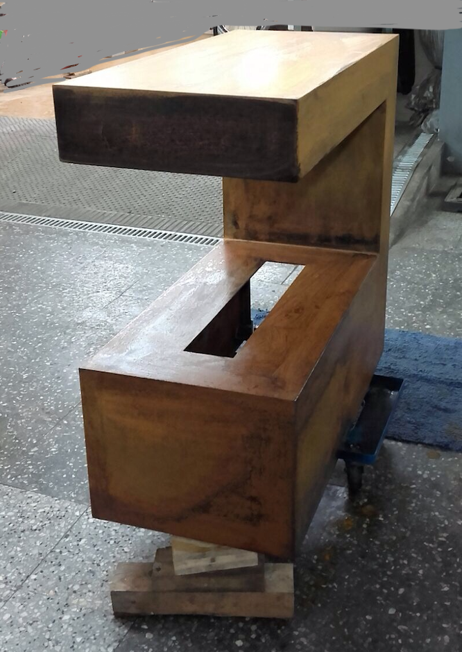 Un bloque de madera con un agujero en el medio está sobre un carro.