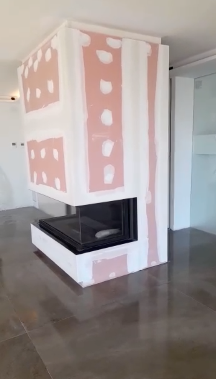 Hay una chimenea en el centro de la habitación.