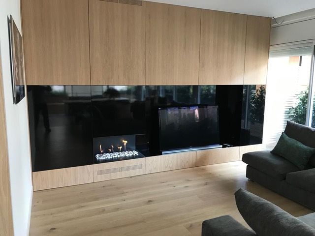 Una sala de estar con chimenea y TV de pantalla plana.