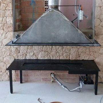 Se está construyendo una chimenea en una pared de ladrillos.