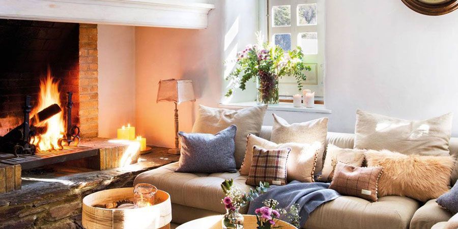 Una sala de estar con chimenea y un sofá.