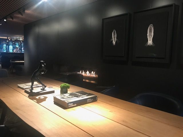 Una mesa de madera con un libro encima en una habitación oscura.