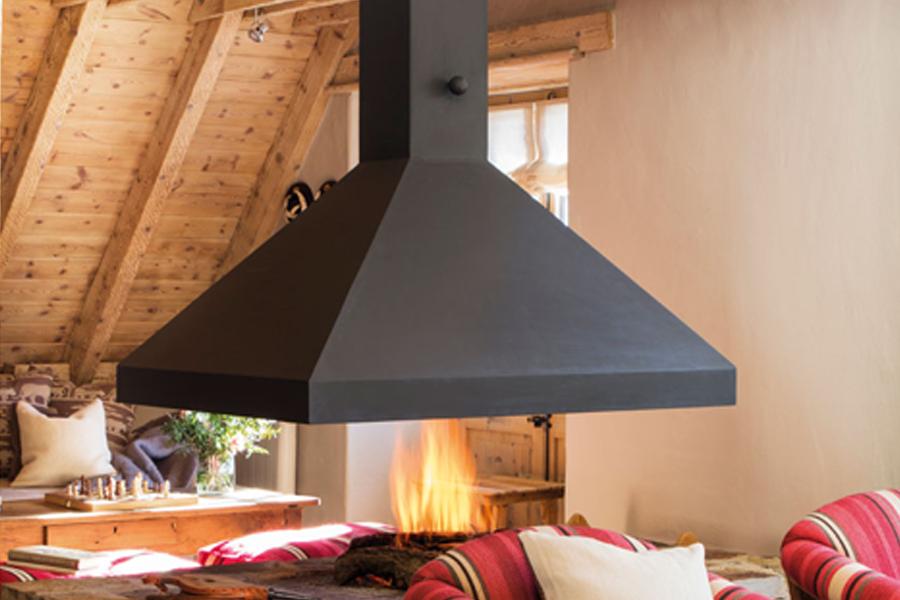 Una sala de estar con una chimenea colgando del techo.