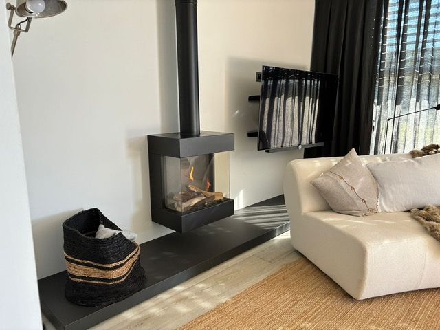 Una sala de estar con chimenea y un sofá.