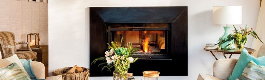 Hay una chimenea en el medio de la sala de estar.