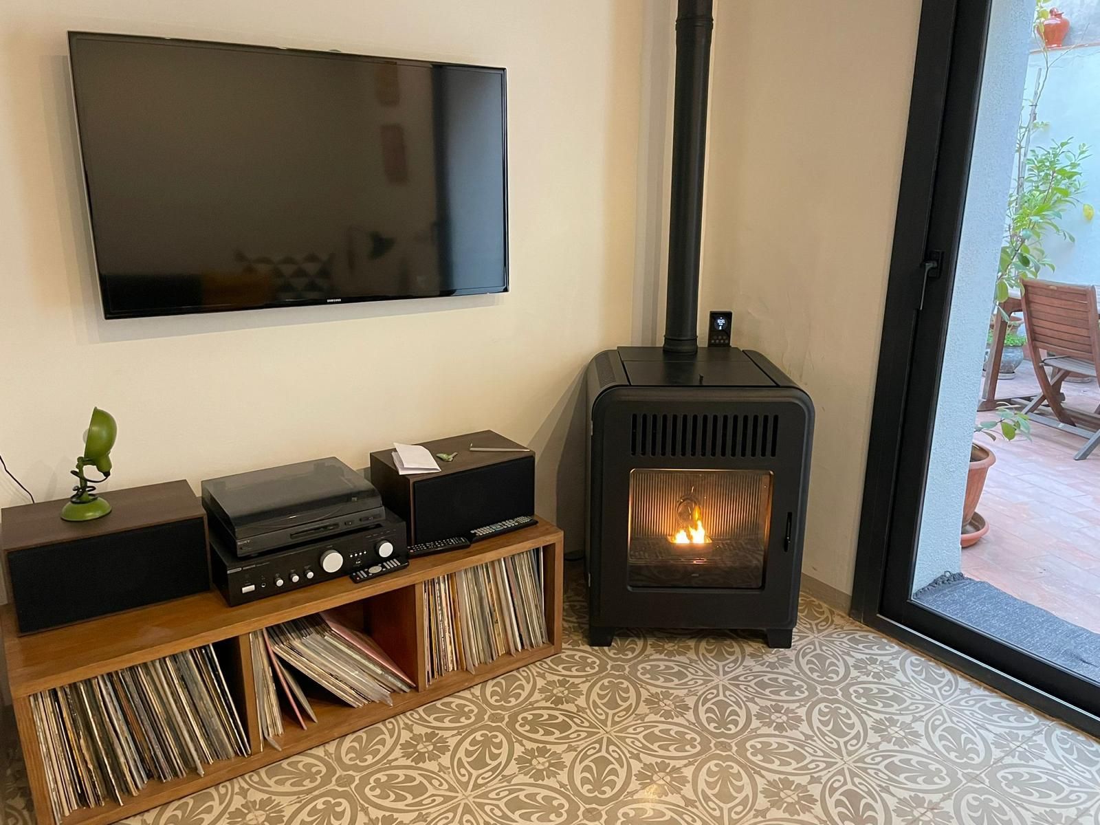 Una sala de estar con chimenea y TV de pantalla plana.