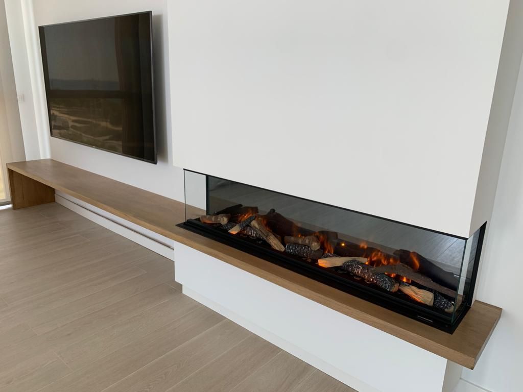 Una sala de estar con chimenea y TV de pantalla plana.