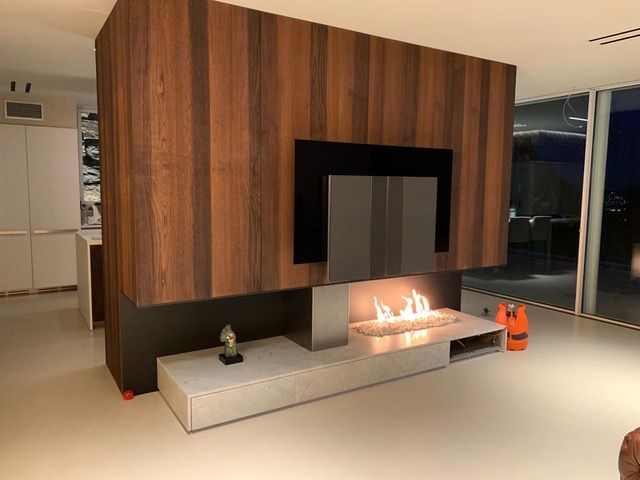 Una sala de estar con chimenea y TV de pantalla plana.