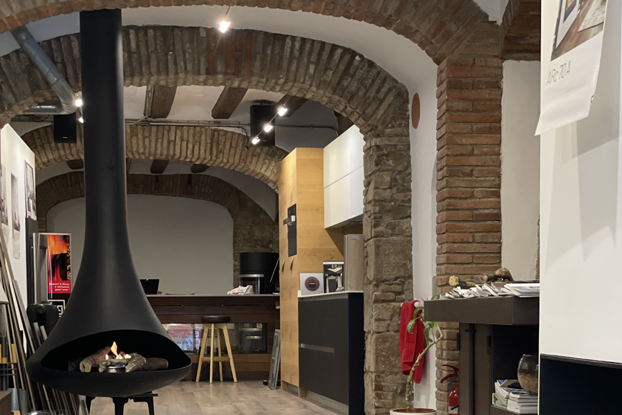 Una sala de estar con chimenea y una pared de ladrillo.