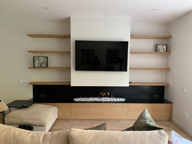 Una sala de estar con chimenea y TV de pantalla plana.