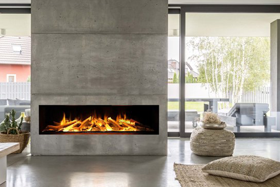 Una sala de estar con chimenea y un gran ventanal.
