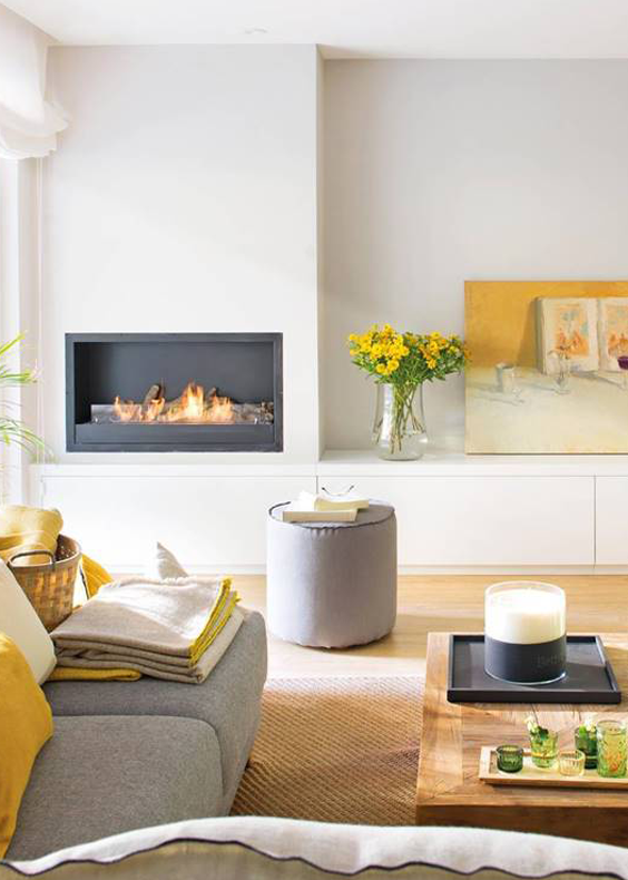 Una sala de estar con chimenea y un sofá.