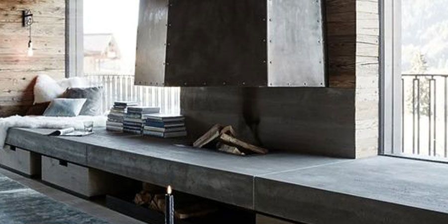 Una sala de estar con chimenea y un sofá.