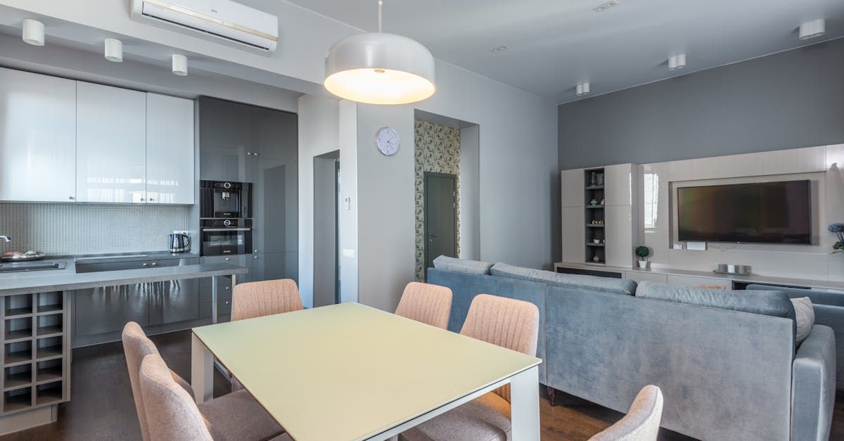 Hay una mesa de comedor y sillas en el medio de la habitación.