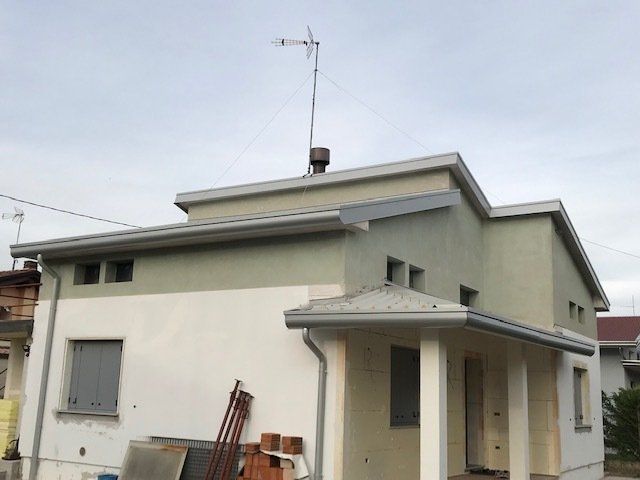 posa di un tetto di un'abitazione