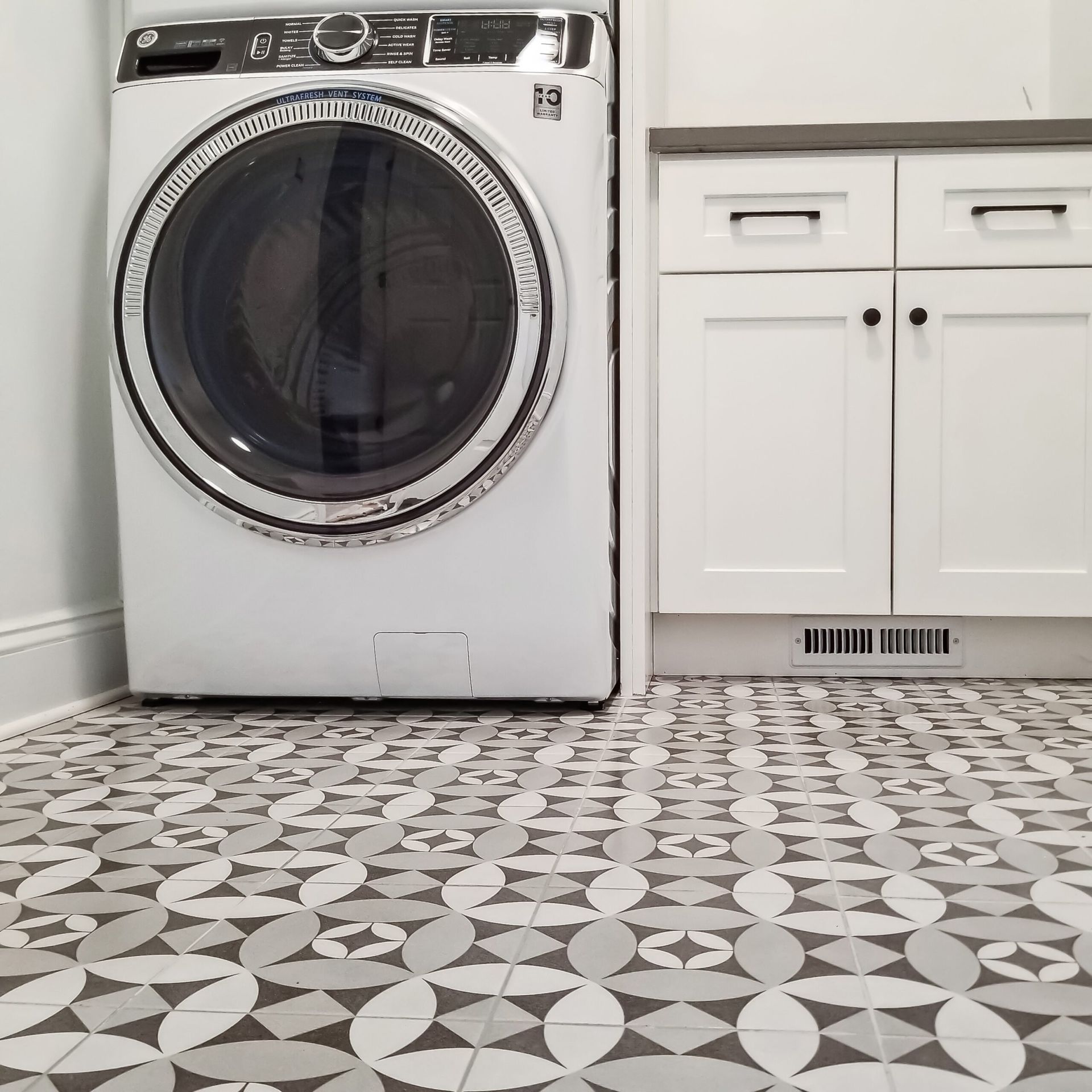 A washer and dryer are in a laundry room
