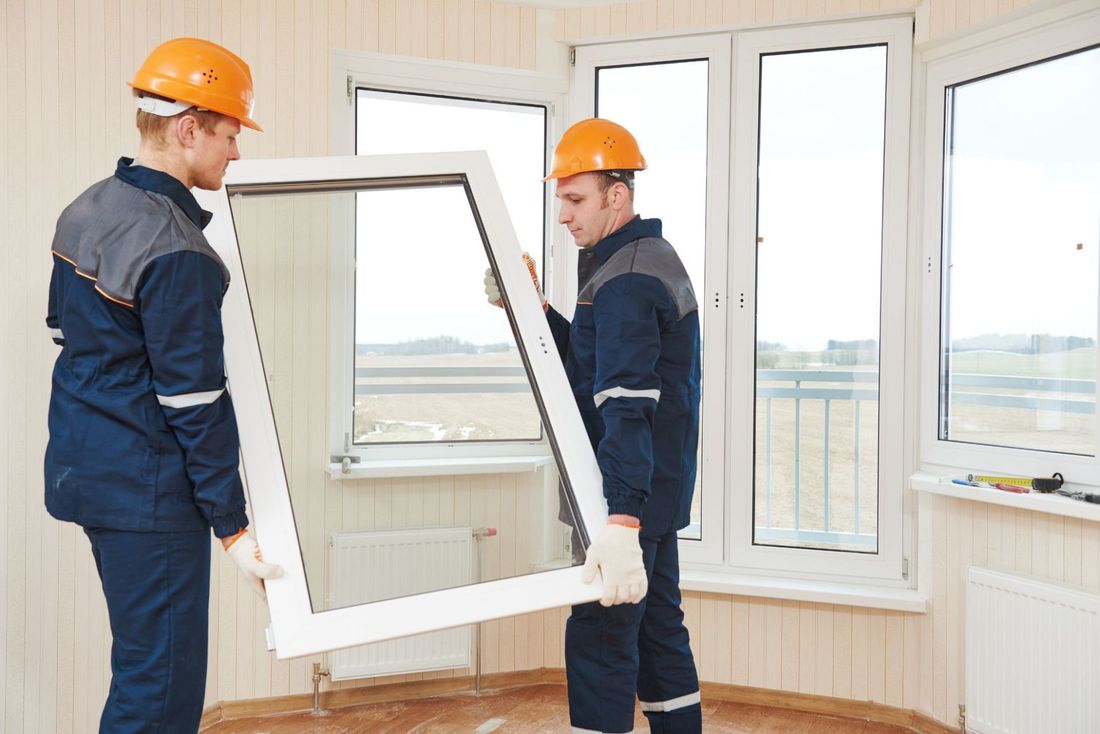 tecnici durante l'installazione di una finestra