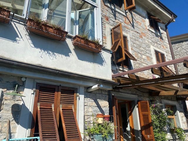 ein Backsteingebäude mit hölzernen Fensterläden