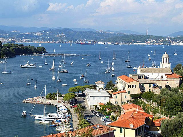 eine Stadt mit vielen Booten im Wasser