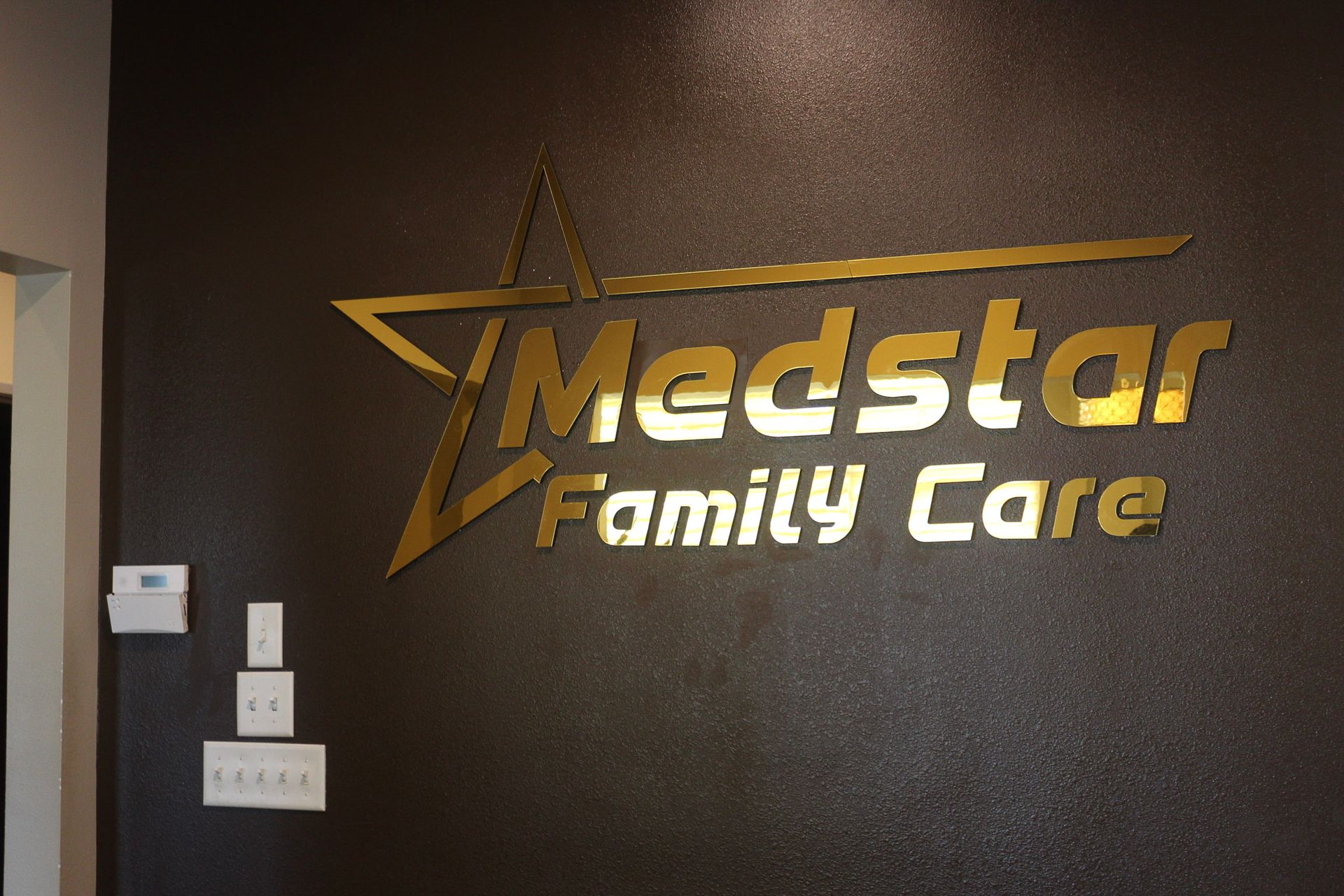 A brick building with a sign that says medstar urgent care