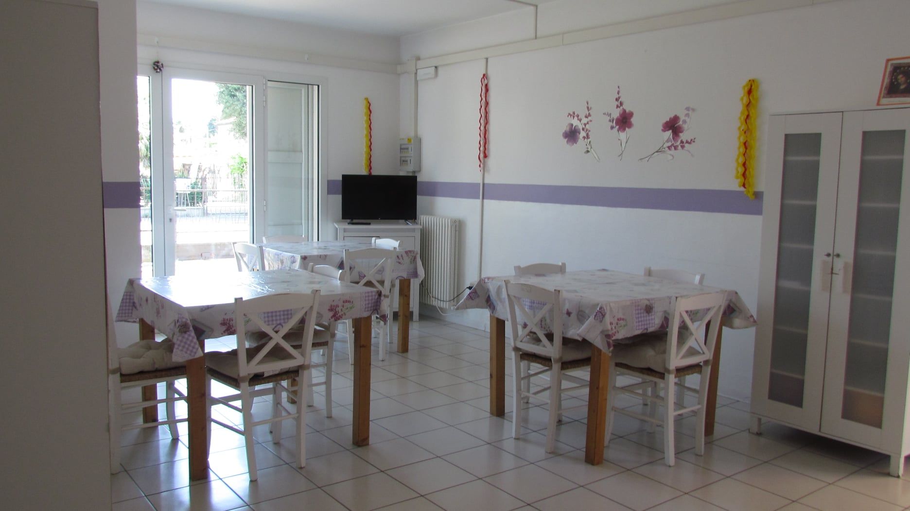 Sala televisione con tavoli