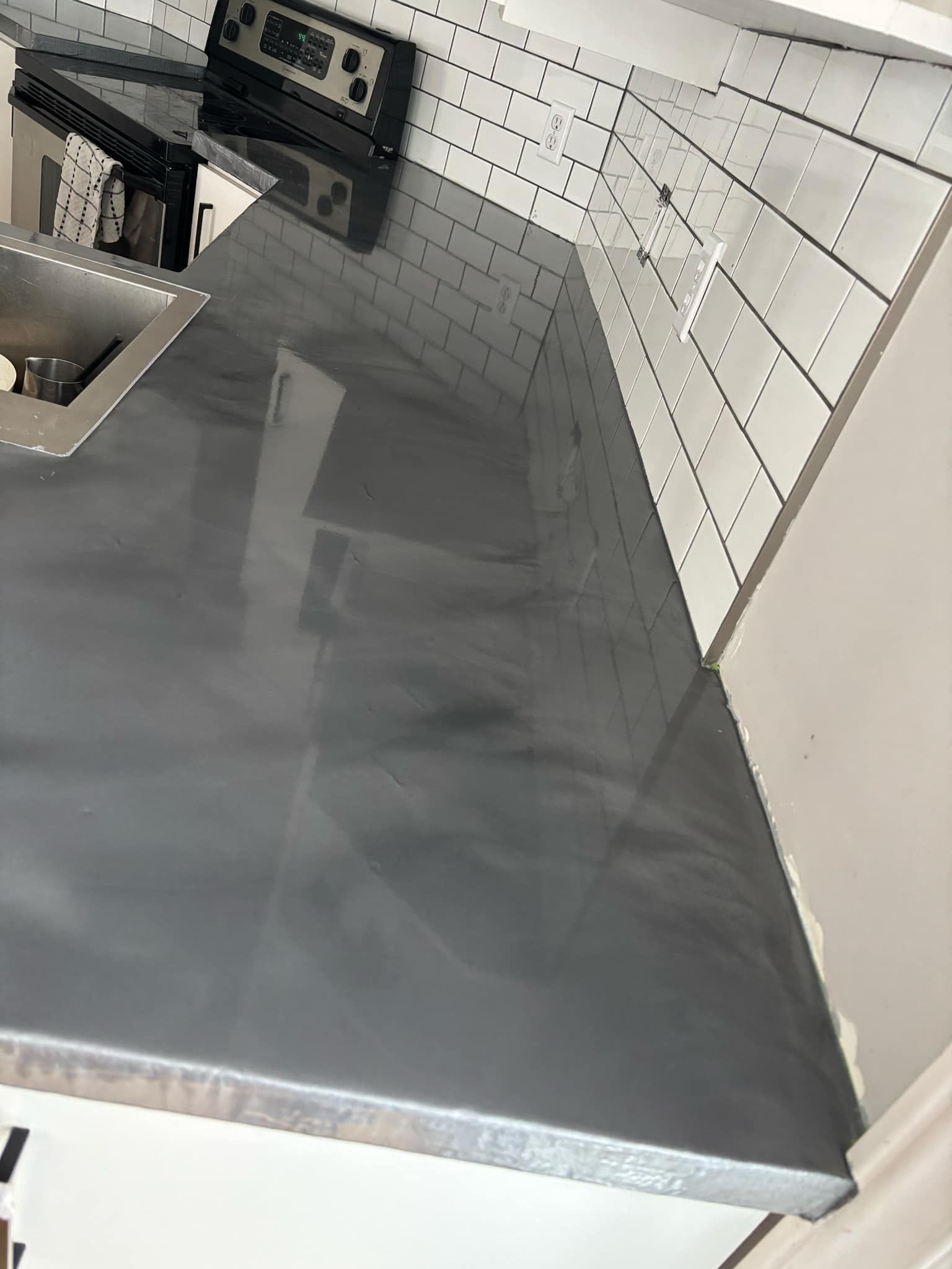 Comptoir gris avec dosseret de cuisine.