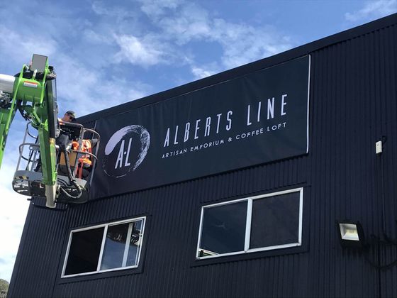 a sign on the side of a building that says alberts line