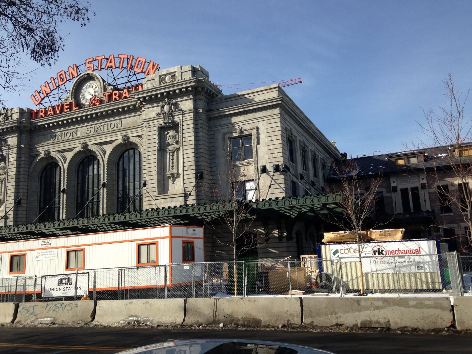 A large building with the word station on it