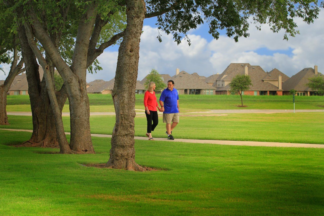 Couple Walking Around Devonshire Community | Devonshire Living | Forney, TX 75126
