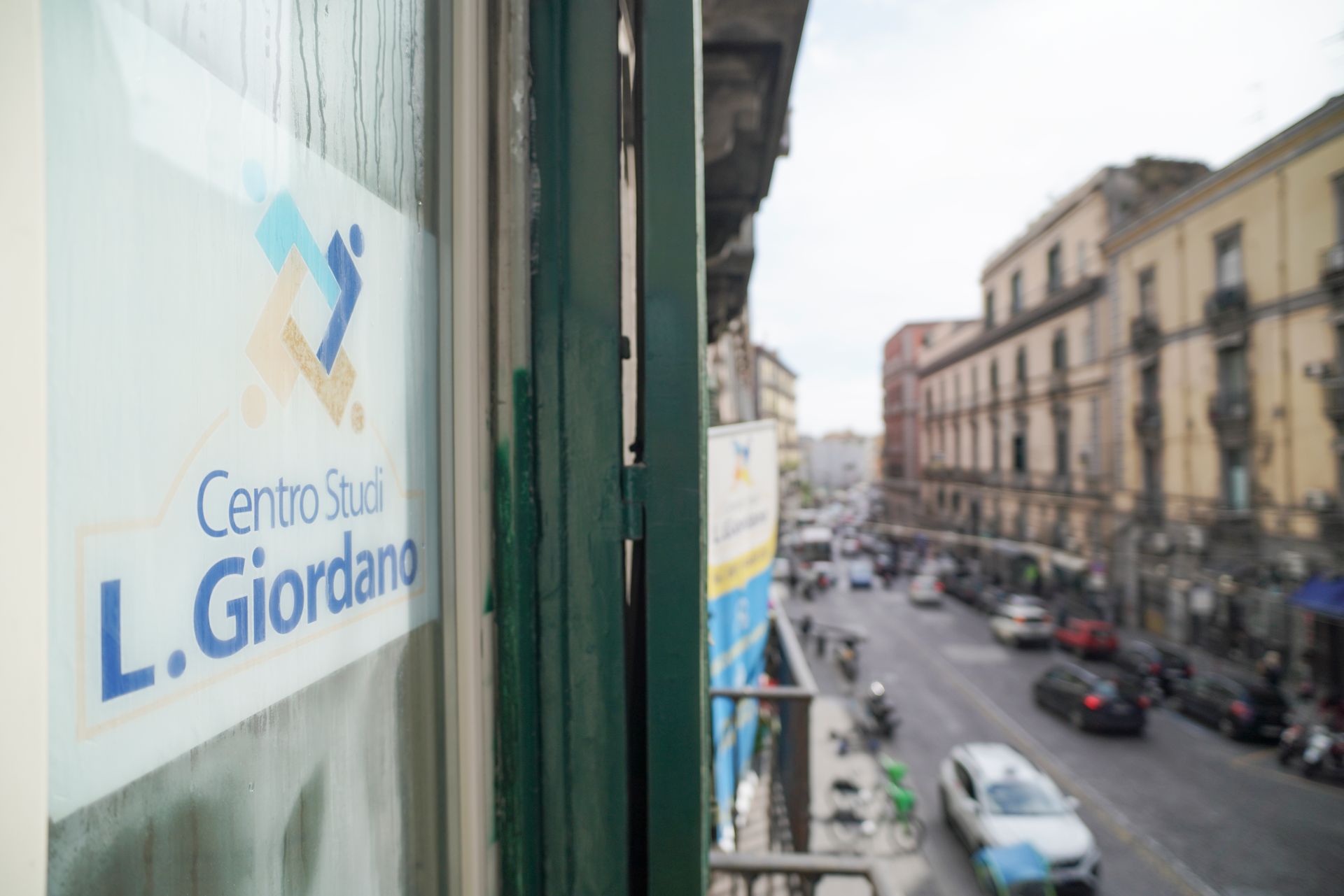 Un cartello su una finestra dice centro studi l. giordana