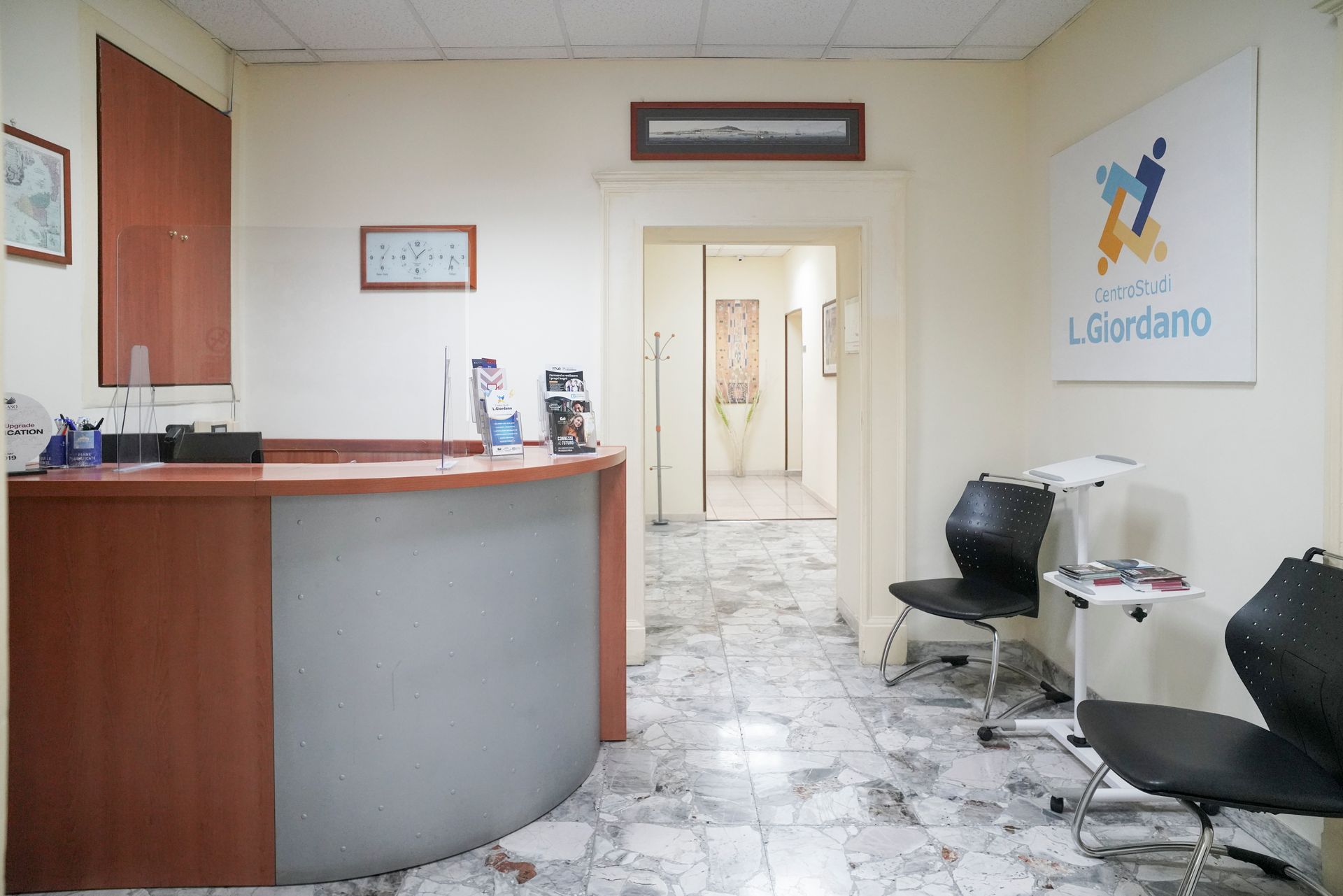 Una sala d'attesa con un cartello che dice lg 1 centro