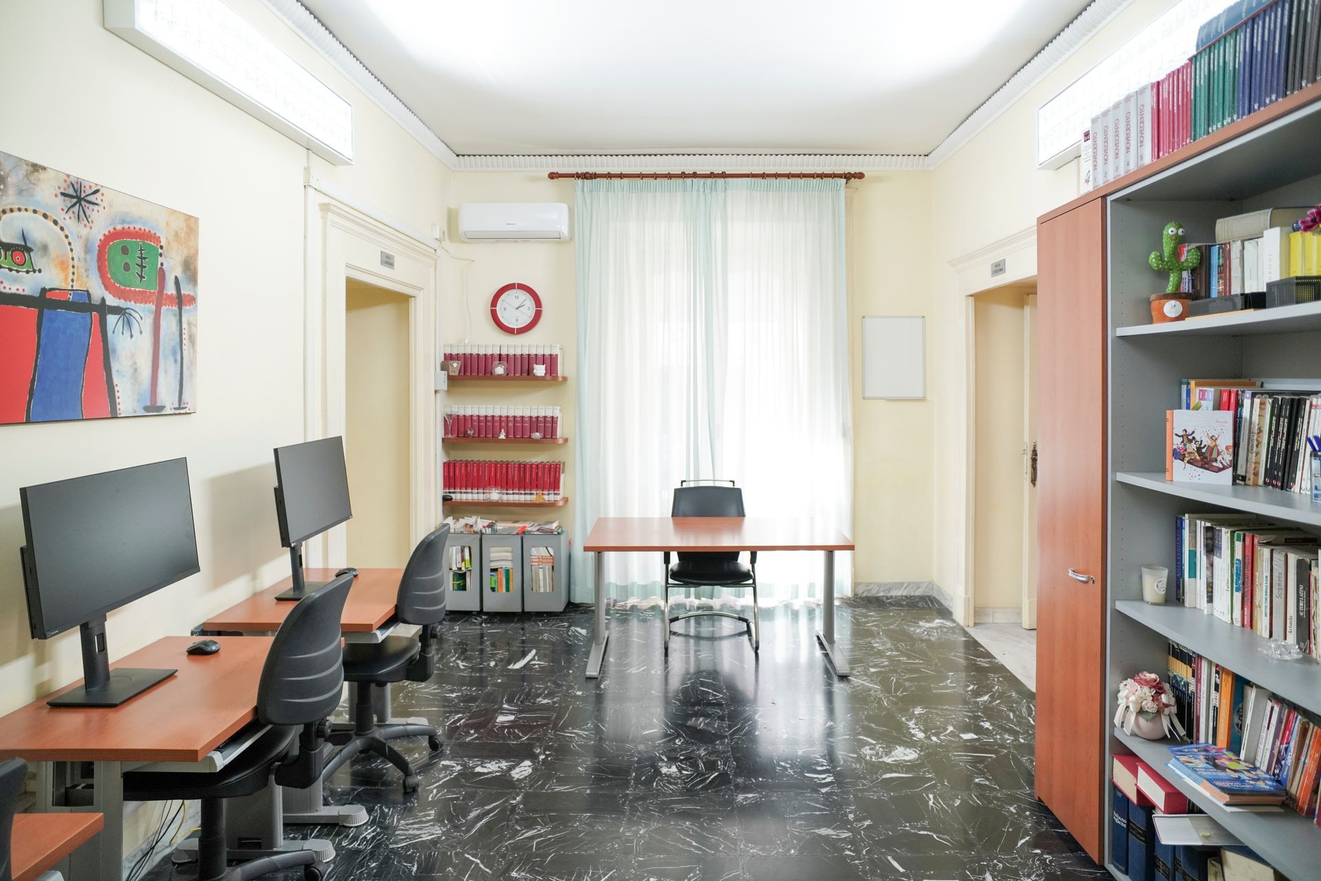 Una stanza con un dipinto sul muro che dice 