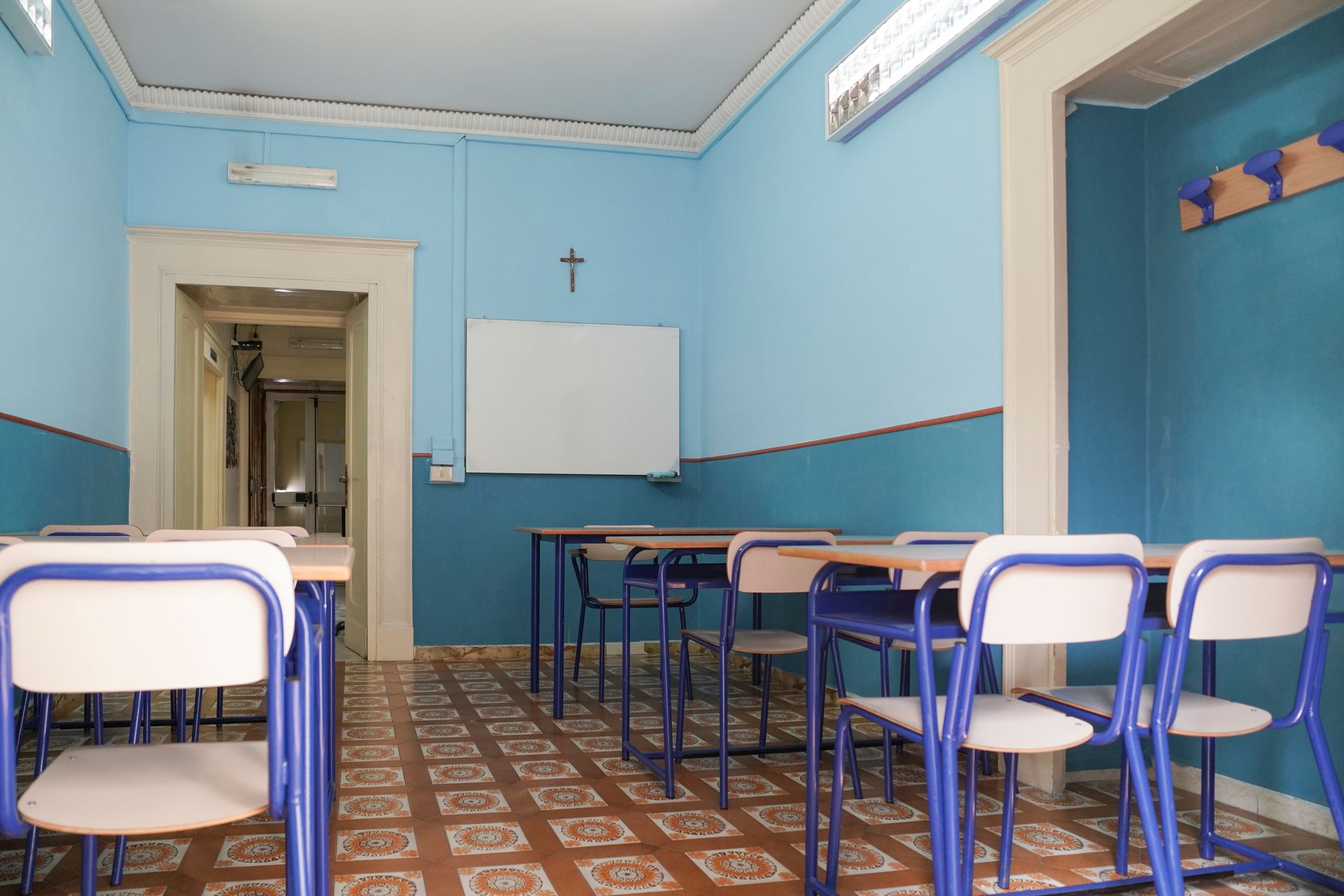 Un'aula con pareti blu e sedie blu