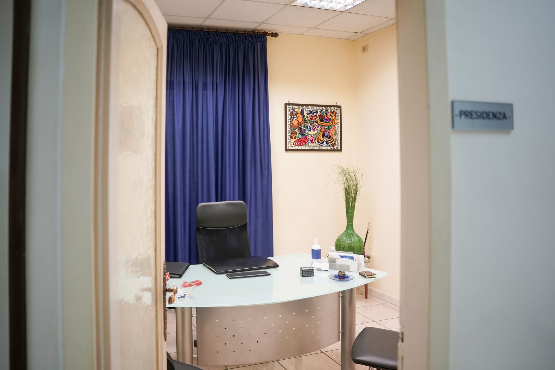 Una stanza con un cartello che dice presidenza