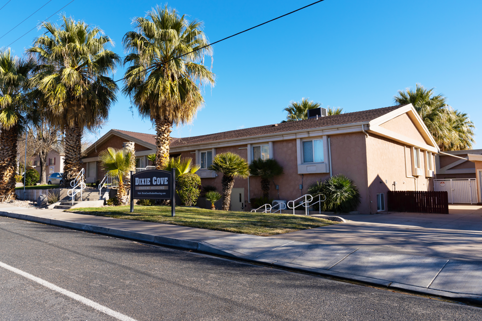 Dixie Cove student housing in St. George offers Utah Tech off-campus housing with spacious private and shared bedrooms. Features in-unit laundry, a pool, hot tub, and social common areas. Ideal off-campus housing in St. George for students