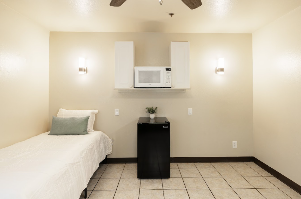 Dixie Cove student housing in St. George offers Utah Tech off-campus housing with spacious private and shared bedrooms. Features in-unit laundry, a pool, hot tub, and social common areas. Ideal off-campus housing in St. George for students