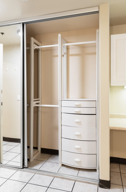 Dixie Cove student housing in St. George offers Utah Tech off-campus housing with spacious private and shared bedrooms. Features in-unit laundry, a pool, hot tub, and social common areas. Ideal off-campus housing in St. George for students