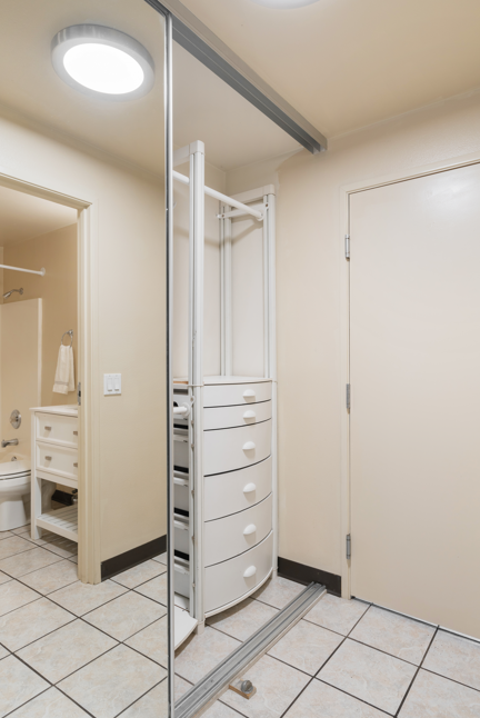 Dixie Cove student housing in St. George offers Utah Tech off-campus housing with spacious private and shared bedrooms. Features in-unit laundry, a pool, hot tub, and social common areas. Ideal off-campus housing in St. George for students