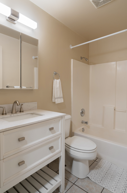 Dixie Cove student housing in St. George offers Utah Tech off-campus housing with spacious private and shared bedrooms. Features in-unit laundry, a pool, hot tub, and social common areas. Ideal off-campus housing in St. George for students