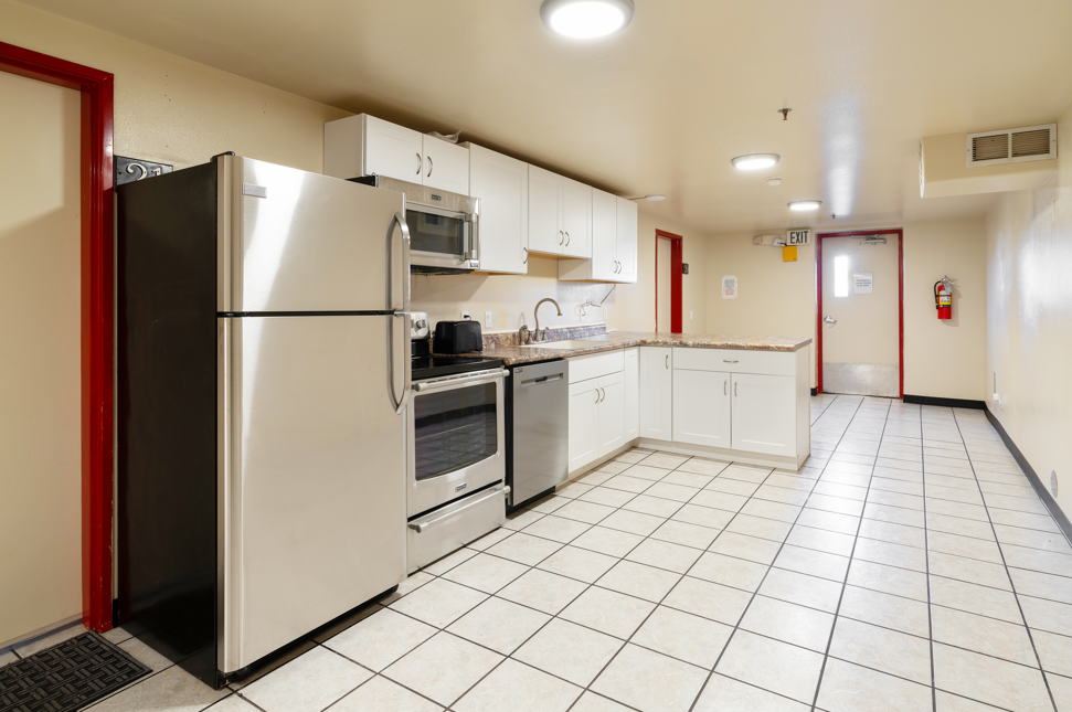 Dixie Cove student housing in St. George offers Utah Tech off-campus housing with spacious private and shared bedrooms. Features in-unit laundry, a pool, hot tub, and social common areas. Ideal off-campus housing in St. George for students