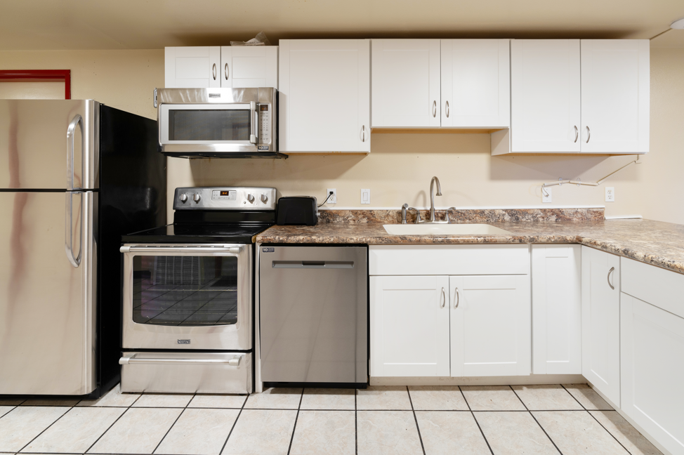 Dixie Cove student housing in St. George offers Utah Tech off-campus housing with spacious private and shared bedrooms. Features in-unit laundry, a pool, hot tub, and social common areas. Ideal off-campus housing in St. George for students