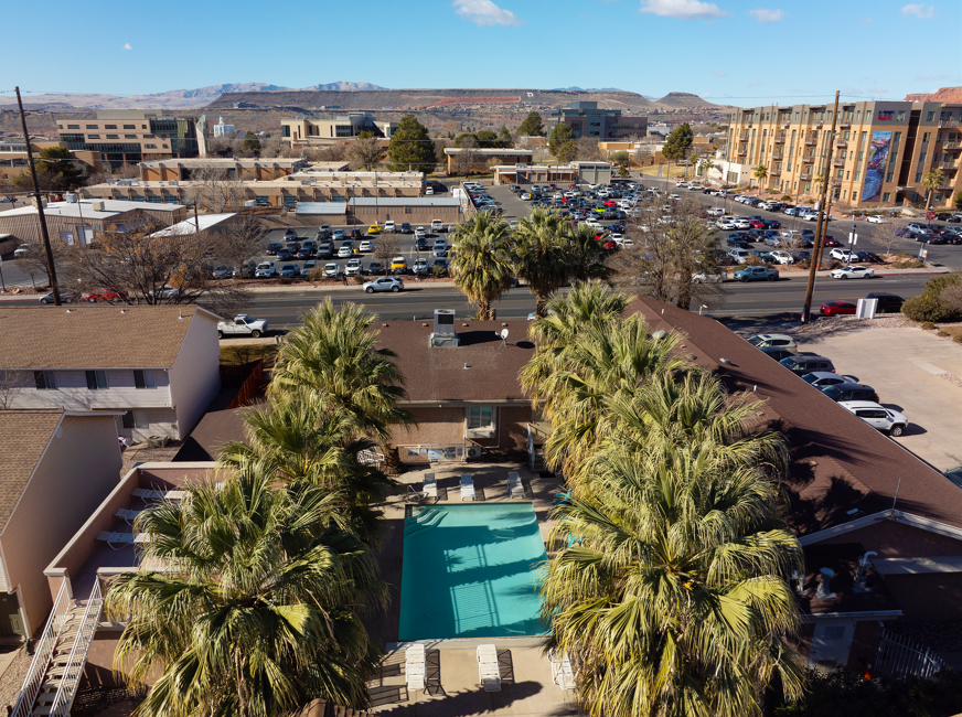 650 Complex offers Utah Tech off-campus housing with large bedrooms across three houses and five units. Features in-unit laundry, spacious living areas, an outdoor grill, and yard space, all next to campus.