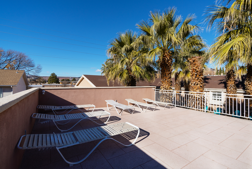 650 Complex offers Utah Tech off-campus housing with large bedrooms across three houses and five units. Features in-unit laundry, spacious living areas, an outdoor grill, and yard space, all next to campus.
