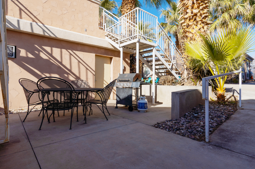 Dixie Cove student housing in St. George offers Utah Tech off-campus housing with spacious private and shared bedrooms. Features in-unit laundry, a pool, and social common areas. Ideal off-campus housing in St. George for students