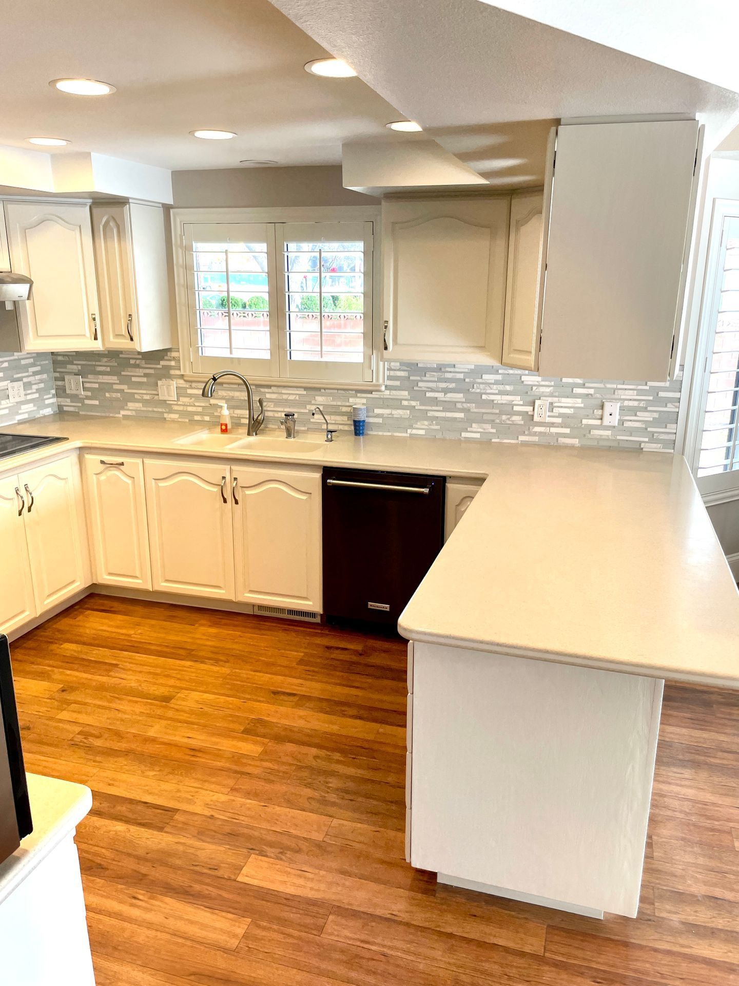 Student house near Utah Tech University with large bedrooms, in-unit laundry, a spacious kitchen, and a prime location next to campus in St. George, Utah.