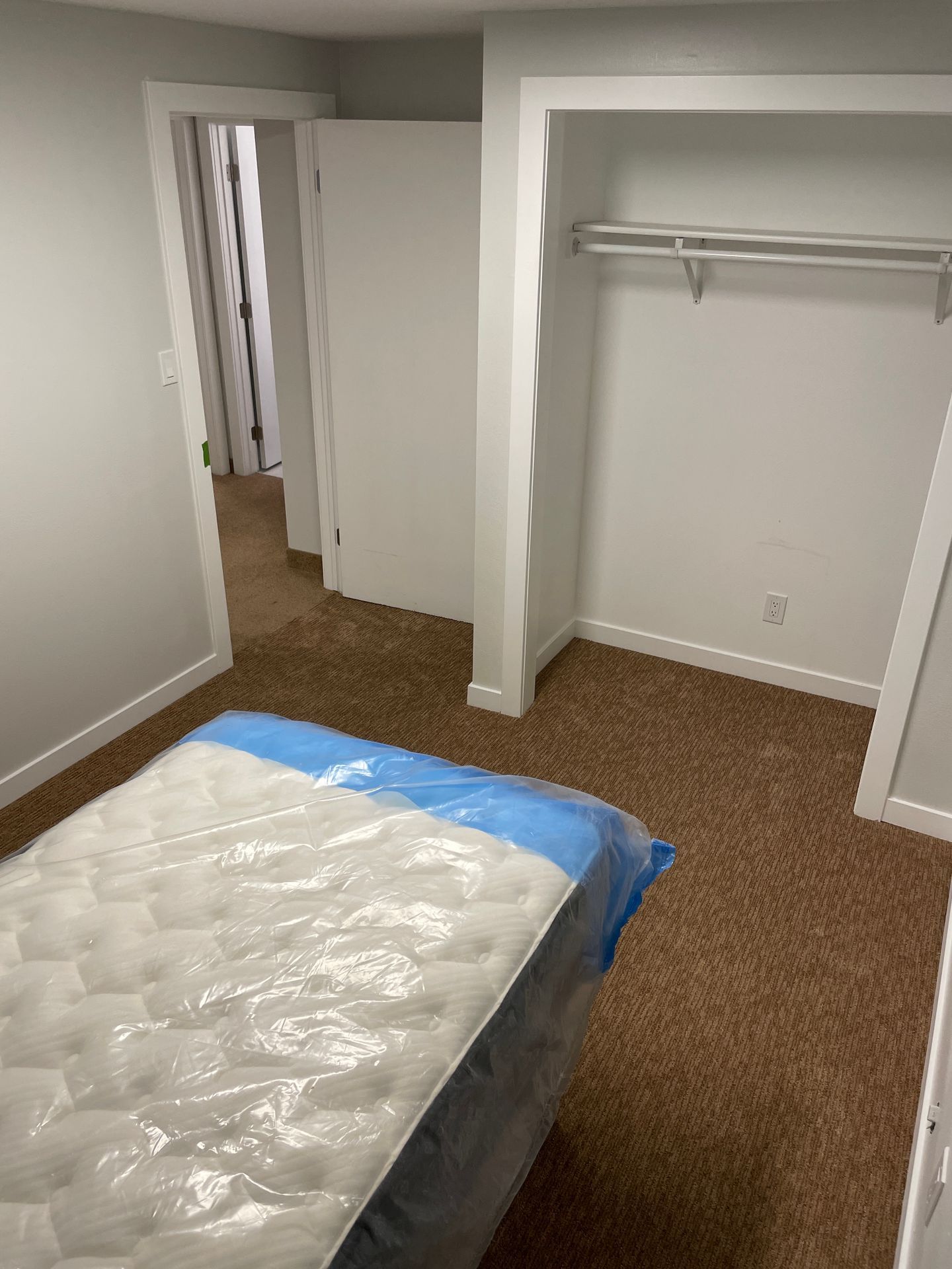 Student house near Utah Tech University with large bedrooms, in-unit laundry, a spacious kitchen, and a prime location next to campus in St. George, Utah.