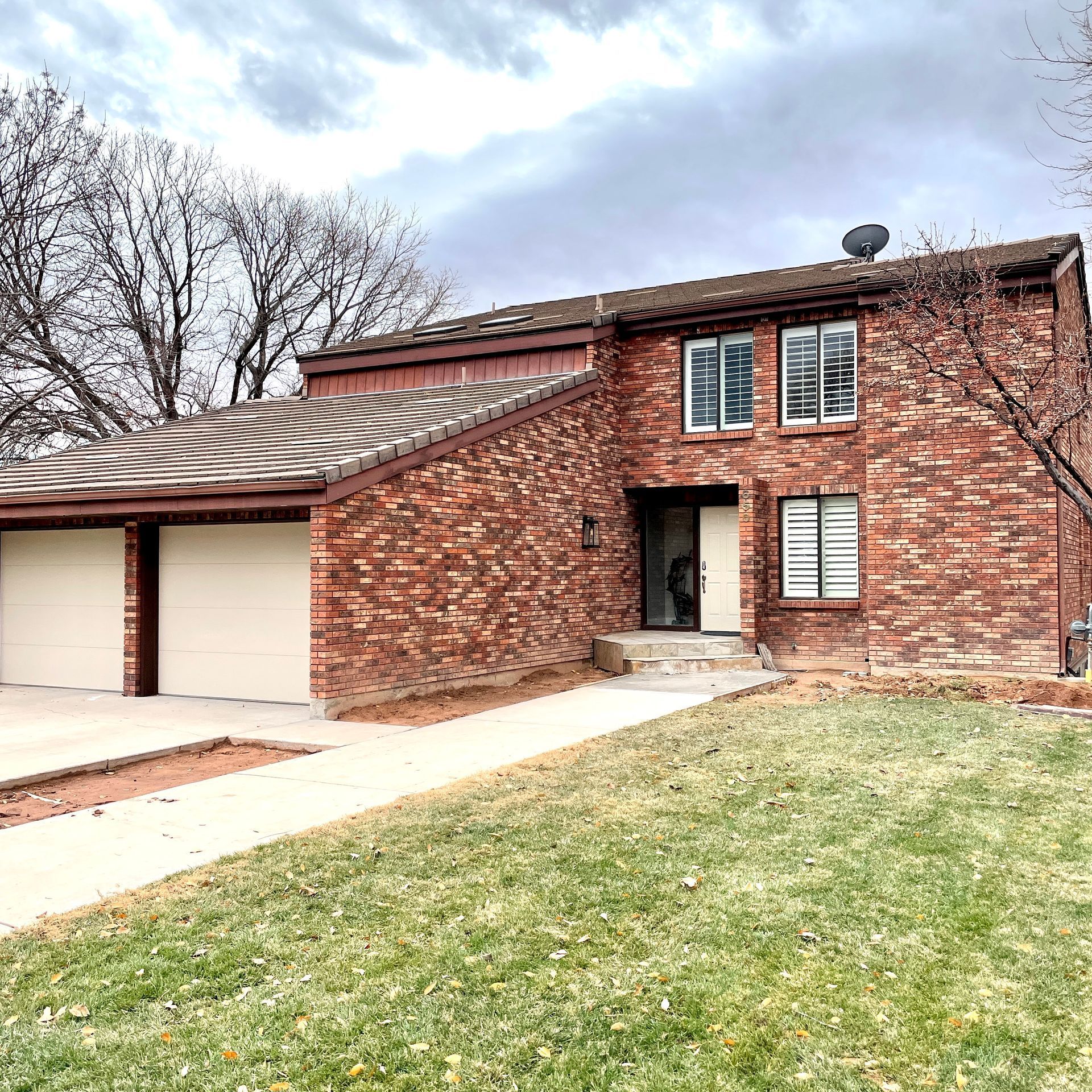 Student house near Utah Tech University with large bedrooms, in-unit laundry, a spacious kitchen, and a prime location next to campus in St. George, Utah.